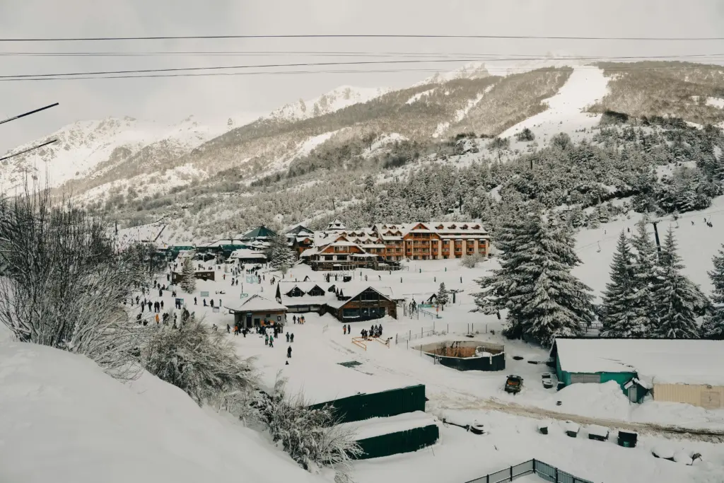 Estação de esqui no Chile coberta de neve durante o inverno – pacote de viagem de neve com a KG Viagens