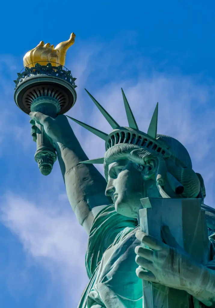 Close da Estátua da Liberdade em Nova York com céu azul ao fundo nos Estados Unidos.