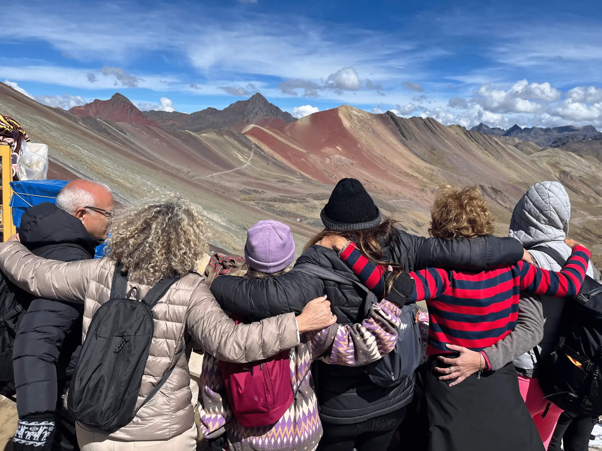 Montanha Colorida Vinicunca no Peru durante trilha nos Andes com paisagem surreal e turismo de aventura na América do Sul – roteiro exclusivo KG VIAGENS
