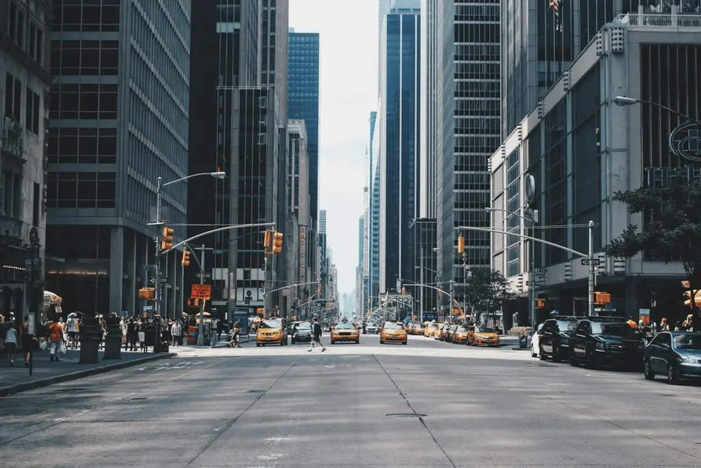 Avenida movimentada em Manhattan, Nova York, com arranha-céus e táxis amarelos nos Estados Unidos.