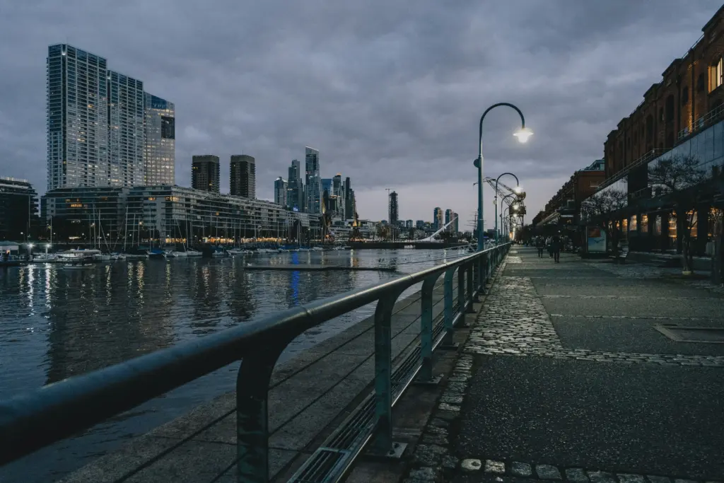 Vista de Puerto Madero em Buenos Aires ao entardecer, bairro moderno e turístico da Argentina.