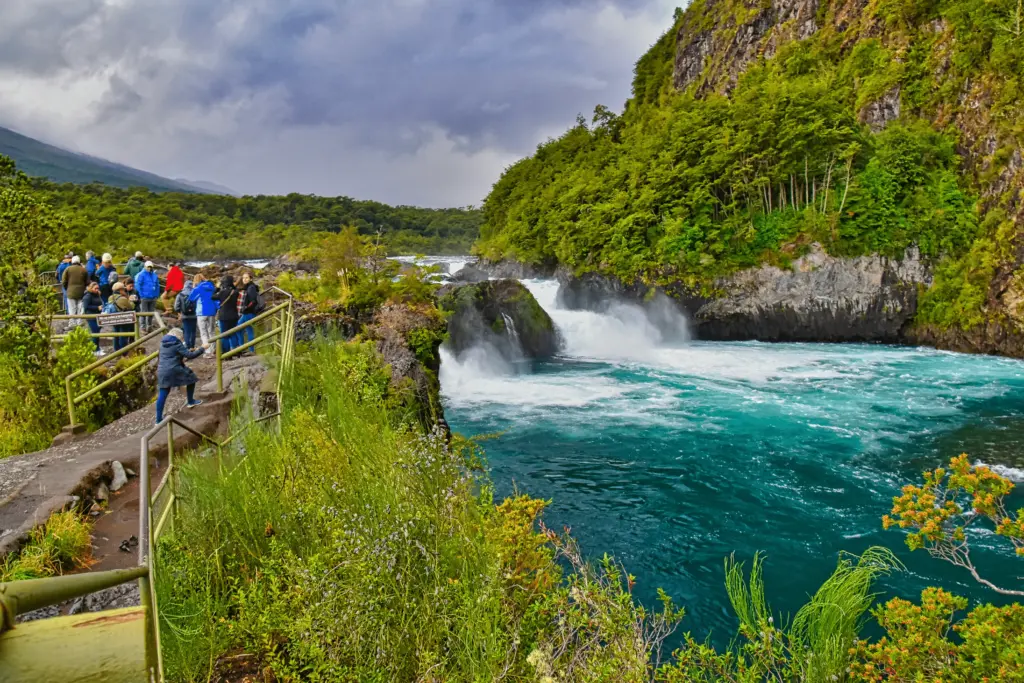 Saltos del Petrohué próximo a Puerto Varas, atração natural da região dos lagos do Chile.