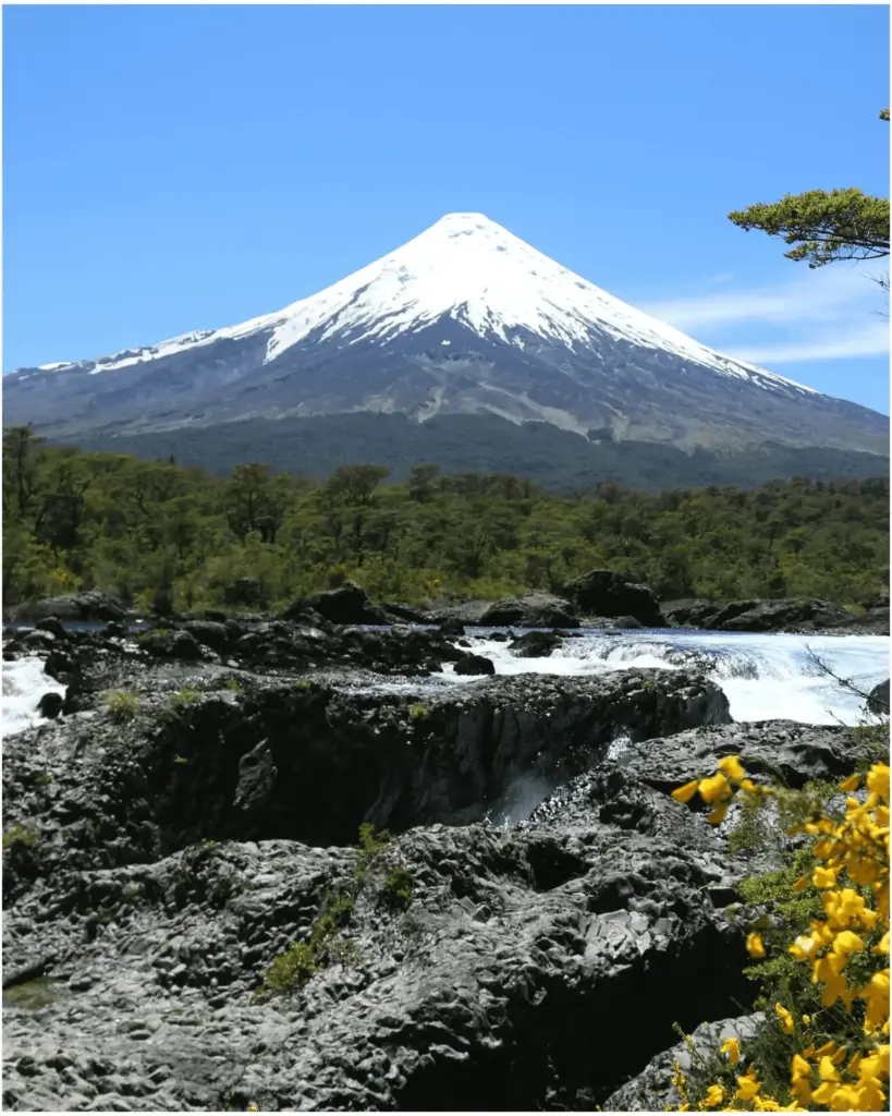 Vista do Vulcão Osorno na Patagônia do Chile com rio e natureza ao redor – viagem internacional com a KG Viagens.
