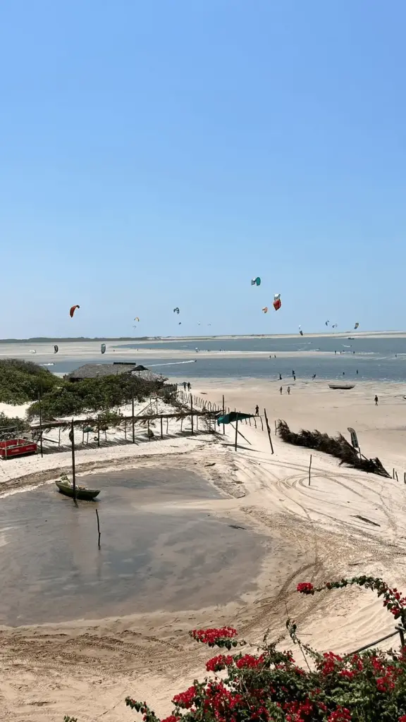 Foto original da KG Viagens mostrando a praia de Atins, vila charmosa localizada na região dos Lençóis Maranhenses. Os ventos constantes e as águas rasas tornam o local um dos melhores pontos de kitesurf da América do Sul.