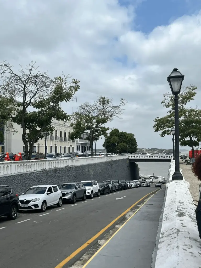 Foto original da KG Viagens mostrando uma das áreas mais tradicionais do centro histórico de São Luís. Reconhecida como Patrimônio Mundial da UNESCO, a cidade preserva casarões, azulejos portugueses e importantes marcos históricos.