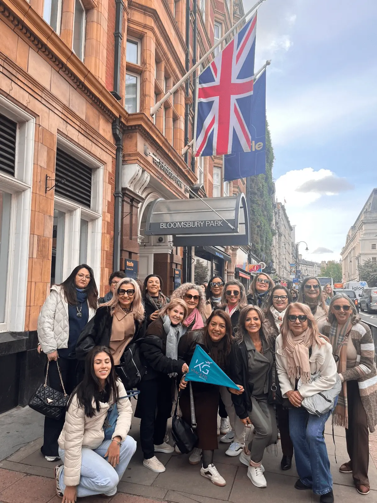 Grupo de viajantes da KG Viagens em frente ao Bloomsbury Park Hotel, em Londres.