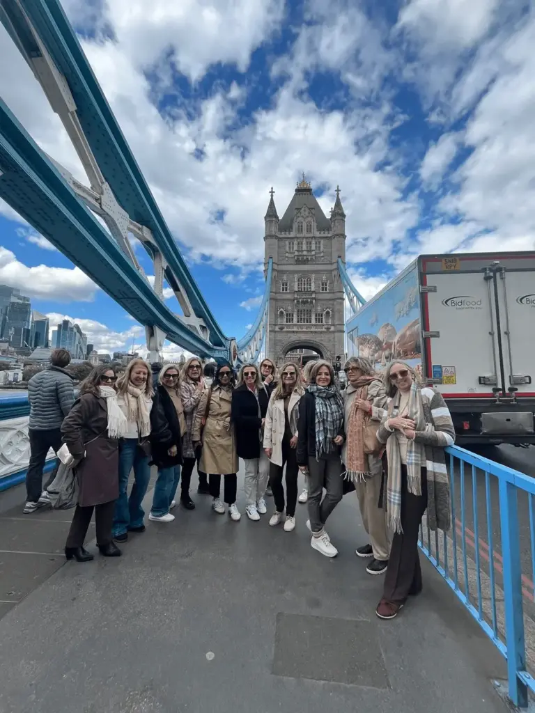 O grupo da KG Viagens conhece a famosa Tower Bridge, uma das atrações mais visitadas de Londres e símbolo da engenharia e da história britânica.