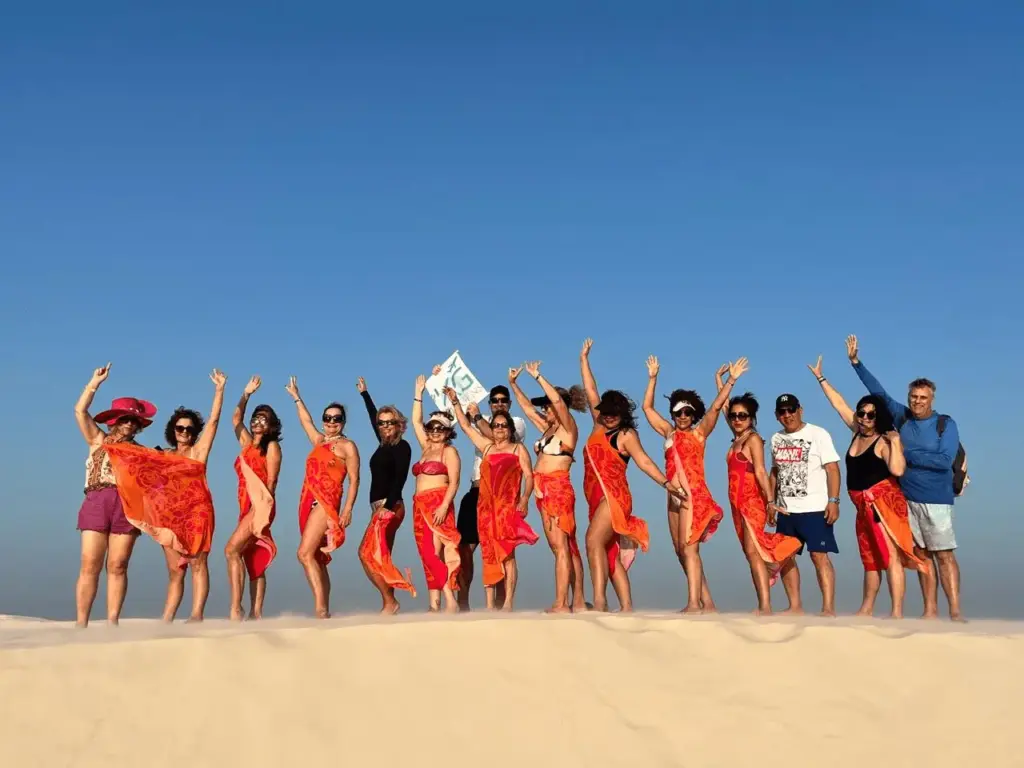 Grupo de viajantes explorando as impressionantes dunas dos Lençóis Maranhenses durante uma experiência exclusiva organizada pela KG Viagens. Entre lagoas cristalinas e paisagens únicas, cada passo revela a grandiosidade de um dos destinos mais fascinantes do Brasil.