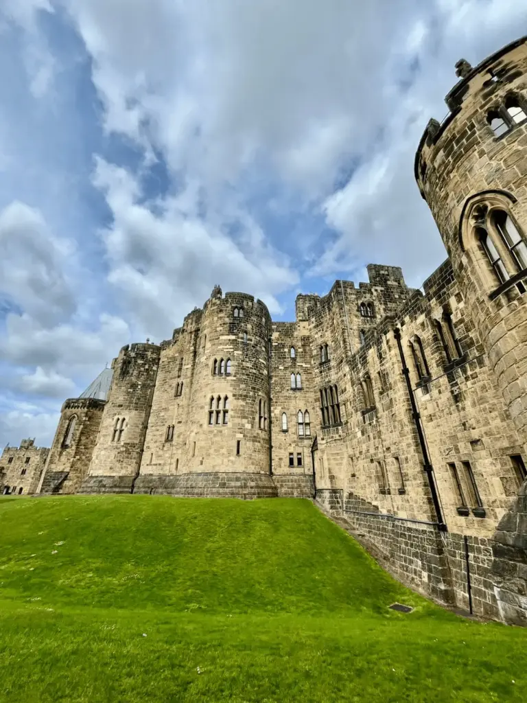 Vista externa do Alnwick Castle, um dos castelos medievais mais famosos da Inglaterra, visitado por grupo da KG Viagens.