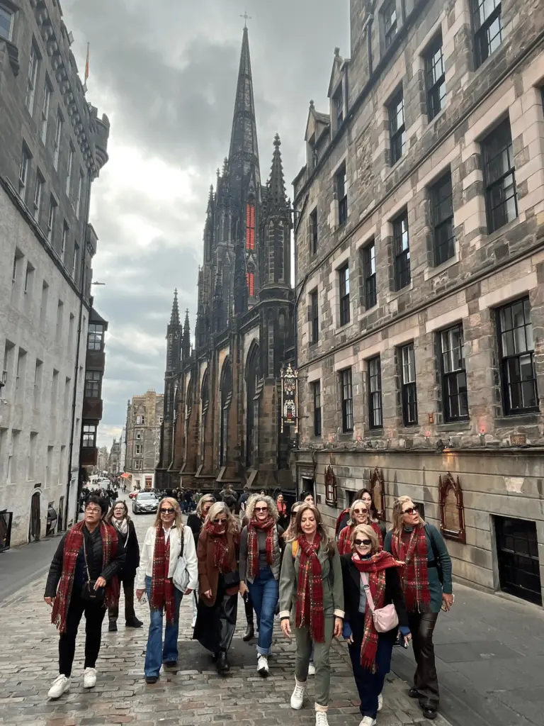 Grupo de turistas da KG Viagens caminhando pela Royal Mile em frente à Catedral St Giles, no centro histórico de Edimburgo, Escócia.