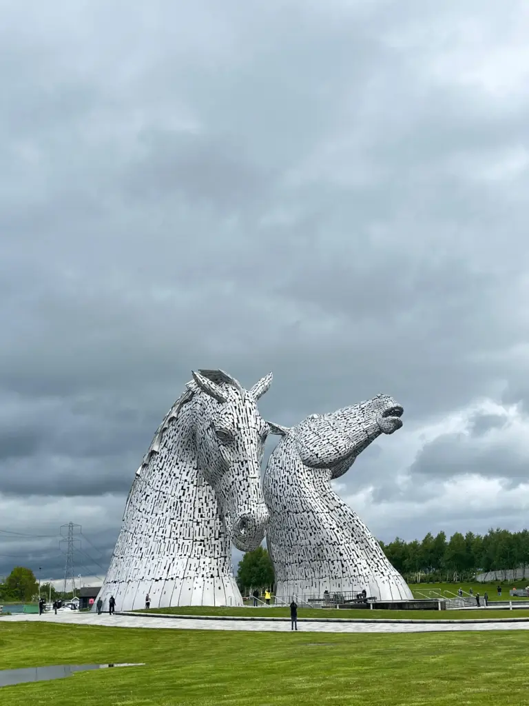 Esculturas monumentais The Kelpies em Falkirk, Escócia, visitadas durante roteiro turístico da KG Viagens.
