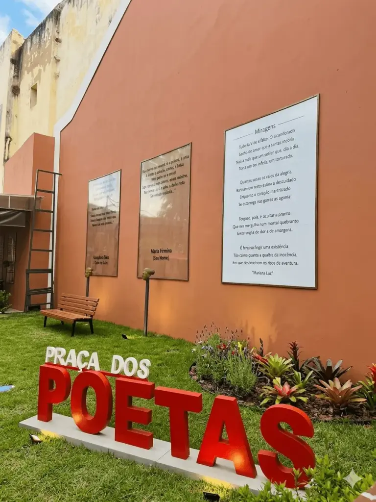 A Praça dos Poetas homenageia importantes escritores maranhenses em pleno centro histórico de São Luís.